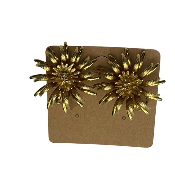 Beautiful Vintage Gold Tone Flower Brooch and CORO Clip-on earring set - Picture 8 of 10